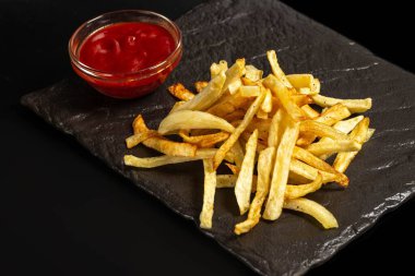 Patates kızartması yenmeye hazır.