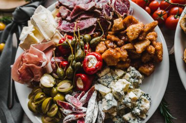 Akdeniz Antipast Asorti 'si Peynirle Doldurulmuş Paprika.jpg