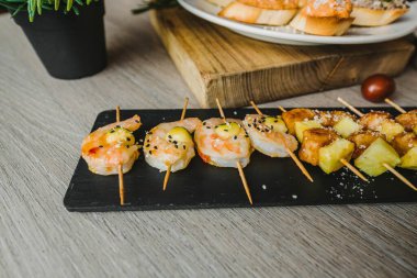 Siyah Tabakta Karides Kanepesi Isırıkları