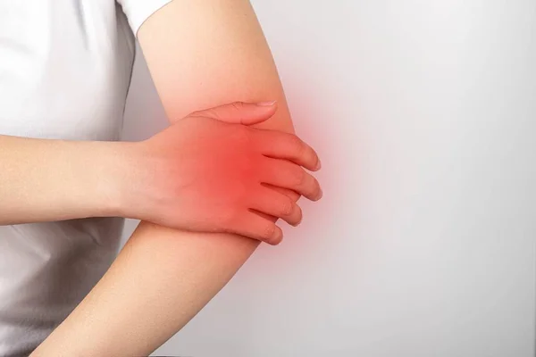 Dirsek bölgesinde yaralanma, ağrı ya da çürük var.