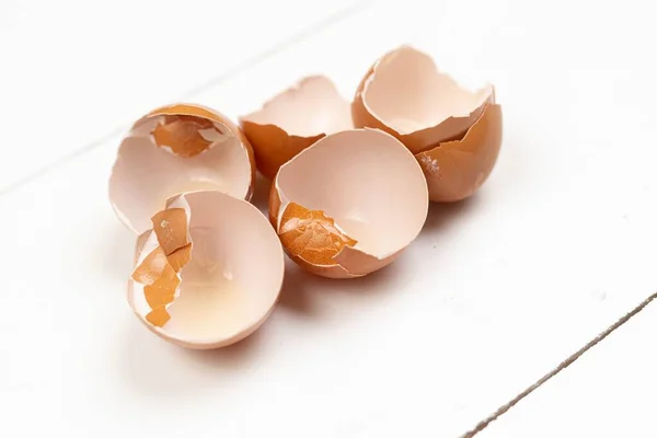 Beyaz Ahşap Masada Kırılmış Yumurta Kabukları — Stok fotoğraf