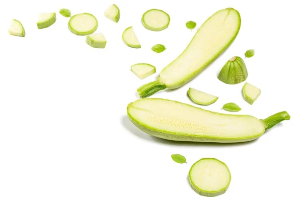 Beyaz arka planda yarımlar ve dilimlenmiş kabaklar.