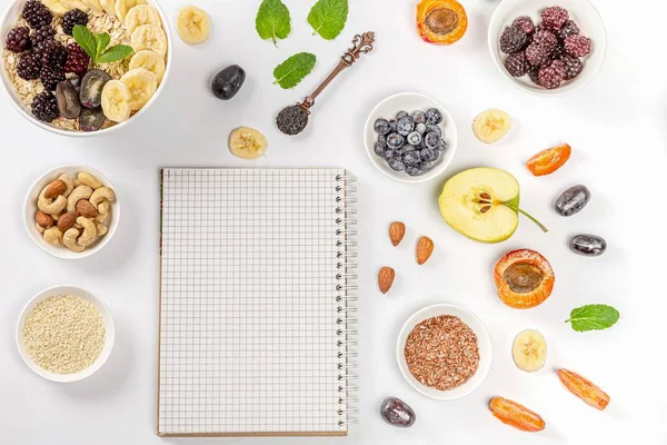 Sağlıklı besin maddeleri içeren boş defter, üst görünüm