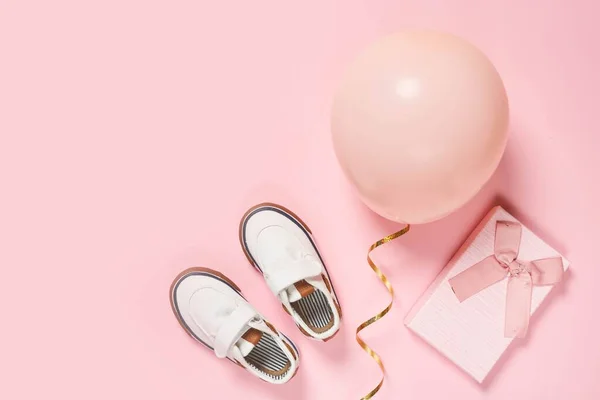 Ένα Χαριτωμένο Κουτί Δώρου Μωρουδιακά Μποτάκια Και Μπαλόνι Φωτεινό Ροζ — Φωτογραφία Αρχείου