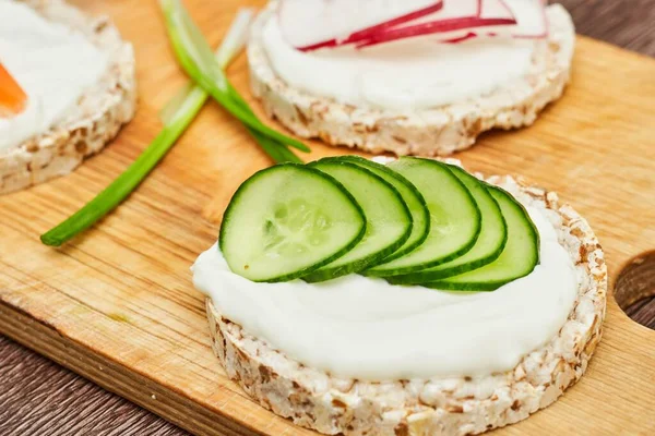 Lezzetli kahvaltı - çıtır ekmek ve salatalıklı sandviç.