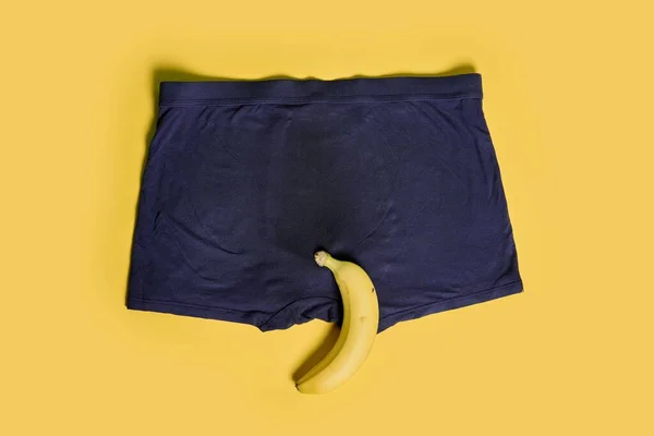 Ropa Interior Masculina Con Plátano Amarillo Concepto Sexo Saludable — Foto de Stock