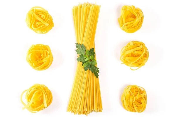 Čerstvé Nevařené Fettuccinové Těstoviny Špagety Bazalkou — Stock fotografie