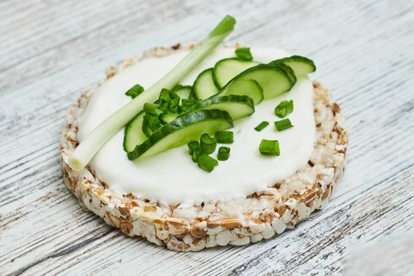 Çıtır ekmek ve salatalıklı nefis ev yapımı sandviç.