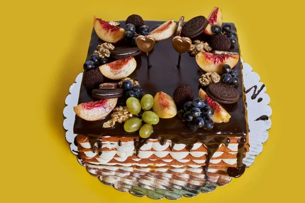 Bisküvi, üzüm ve şeftalili ev yapımı çikolatalı pasta.