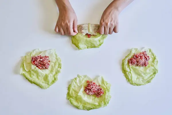 Руки Жінки Готують Фаршировані Капустяні Рулони Домашнє Приготування — стокове фото
