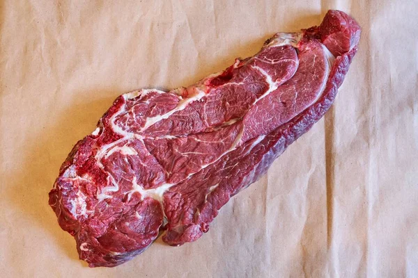 Čerstvý Syrový Hovězí Steak Řemeslném Papíru — Stock fotografie