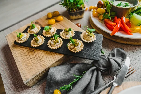 Kremalı ve yeşillikli hamur tatlısı.