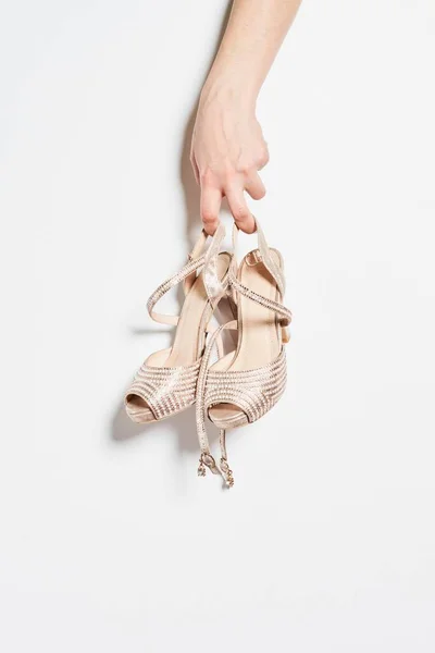 Ένα Γυναικείο Χέρι Που Κρατά Κομψά Παπούτσια — Φωτογραφία Αρχείου
