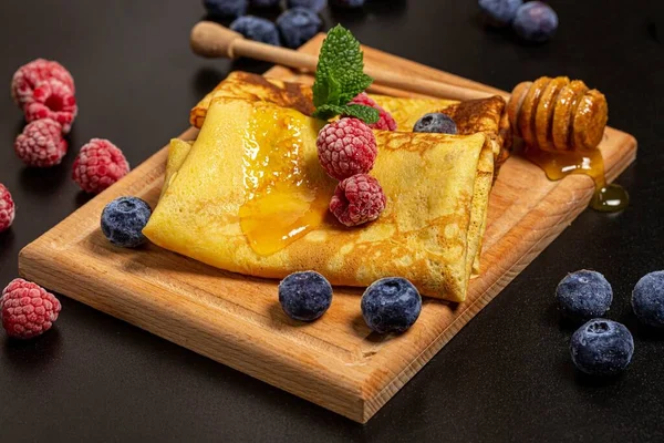 Ahududu, yaban mersini ve ballı krep