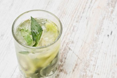 Mojito kokteyli ya da naneli ve dilimlenmiş kiviyle alkolsüz içecek.