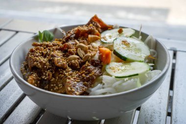 Bir kase Vietnamlı Çörek Nuong 'un Yakın Yemek Fotoğrafı 