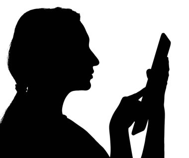 Tablet kullanan bir kadının gölgesi