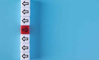 Sağ oklu beyaz küpler ve sol oklu kırmızı küp