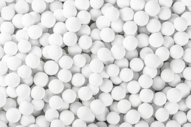 Akvaryumdaki suyun biyofiltrelenmesi için beyaz seramik toplar