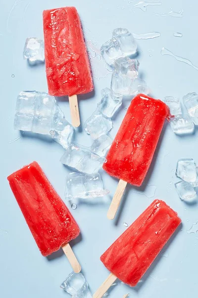 Tatlı çilek ve buzdan yapılmış buzlu dondurma.