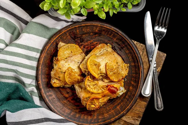 Baked Chicken Thighs Spices Lemon Top View — Stock Photo, Image
