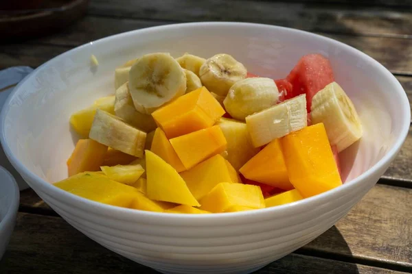 Close Food Photo Mixed Fruit Bowl Sliced Mango Water — Foto de Stock