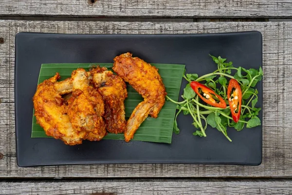 Schwarzer Teller Auf Einem Holztisch Mit Marinierten Chicken Win — Stock Photo, Image