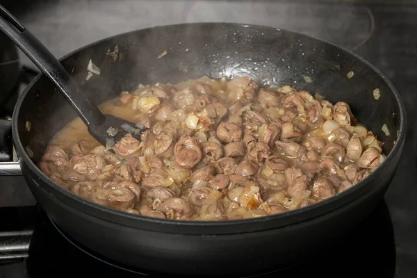 Frigideira Com Corações Frango Fritos Cebolas Processo Cozimento — Fotografia de Stock