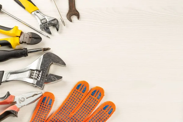 Boş alanı olan ahşap arkaplan üzerindeki el işleri araçları