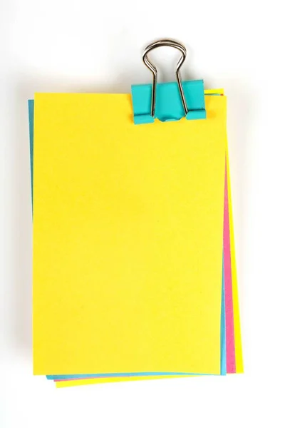 Beyaz üzerine klipsli not kağıtları etiketi