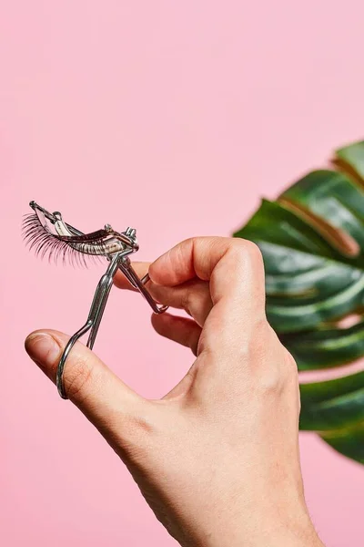 Close Shot Beauty Stylist Holding Eyelash Curler Pink — Foto Stock