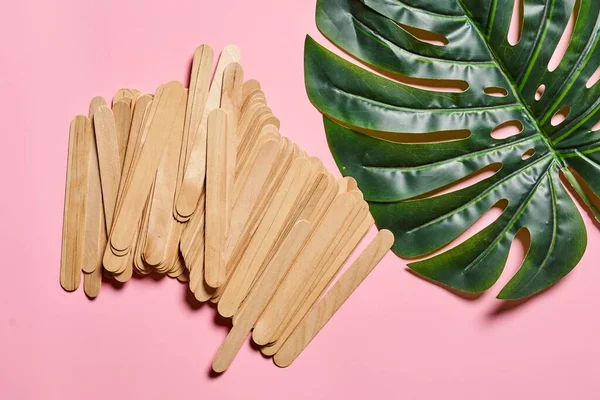 Wooden Waxing Spatula Sticks Big Palm Leaf — Foto Stock