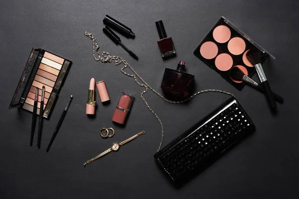 Embreagem Feminina Elegante Com Produtos Maquiagem Beleza Bac Escuro — Fotografia de Stock