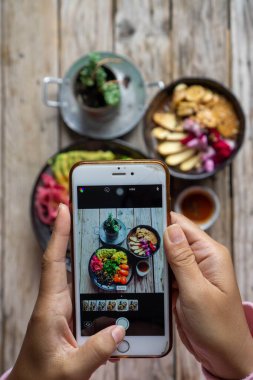 Hea 'nın Instagram' ı için iPhone 'lu bir yemek fotoğrafı çeken kişi