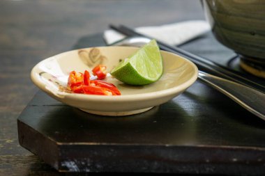 Kireç parçasının yakın plan fotoğrafı ve taze doğranmış acı biber.