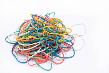 Renkli mutfak lastikleri yığını.