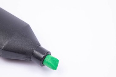 Fotokopi alanı olan beyaz arkaplan üzerindeki Yeşil Keçeli Kalem