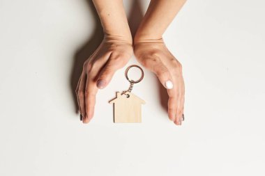 Ev sigortası konsepti - minyatür ev için el sigortası