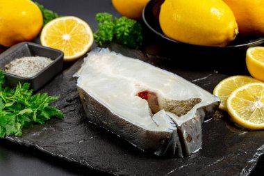 Limonlu ve yeşil maydanozlu deniz ürünleri ya da yayın balığı bifteği