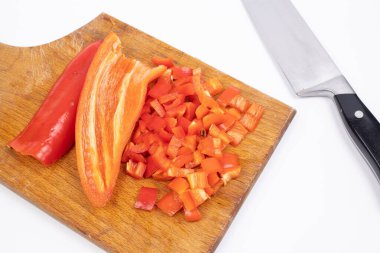 Tahtada taze kırmızı Paprika doğranmış.