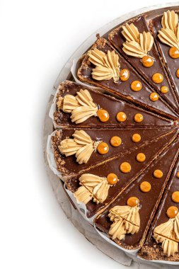 Üst manzara, çikolatalı fındıklı pasta ve konsantre süt.