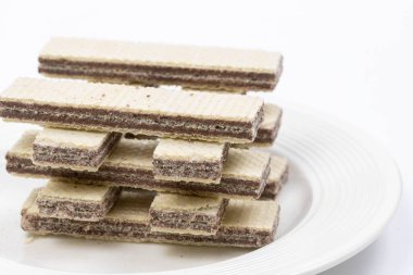 Tabakta bir yığın çikolatalı gofret var.