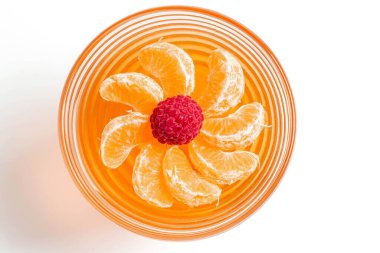 Manzara, taze mandalina ve ahududulu jöle.