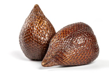 Olgun bütün yılan meyvesi beyazda