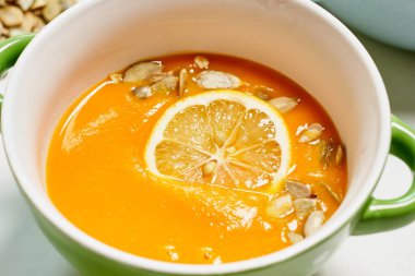 Sonbahar için kremalı balkabağı çorbası.