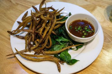Basil Leav 'da kızartılmış beyaz benekli Conger balığının yemek fotoğrafı