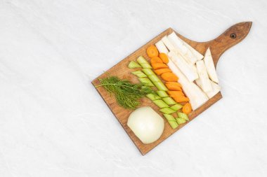 Çorba pişirmek için dilimlenmiş taze sağlıklı sebzeler.