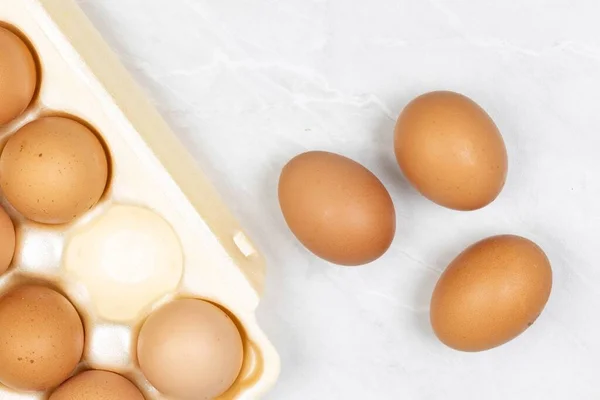 Tavuk Yumurtaları Kutuda Masada — Stok fotoğraf