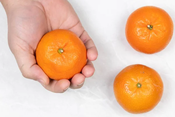 Bovenaanzicht Van Tangerines Hand — Stockfoto