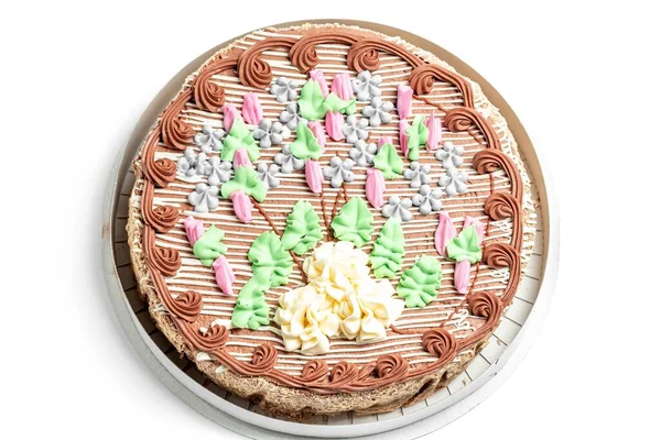 Üst manzara, yoğun süt, krema ve fındıklı yuvarlak pasta.